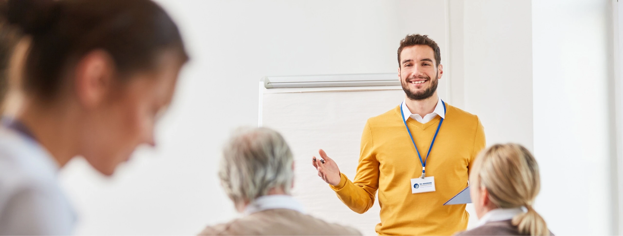 Dozent vor Kursteilnehmer:innen