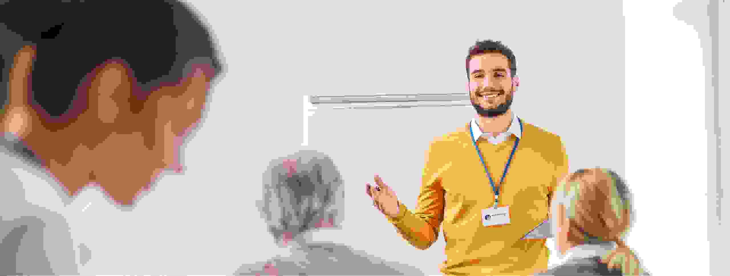 Dozent vor Kursteilnehmer:innen