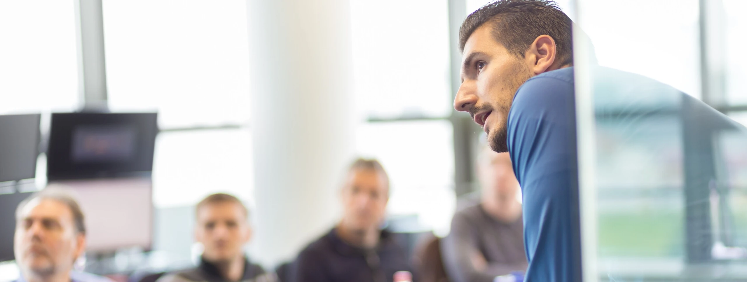 Mehrere Personen in einem Raum