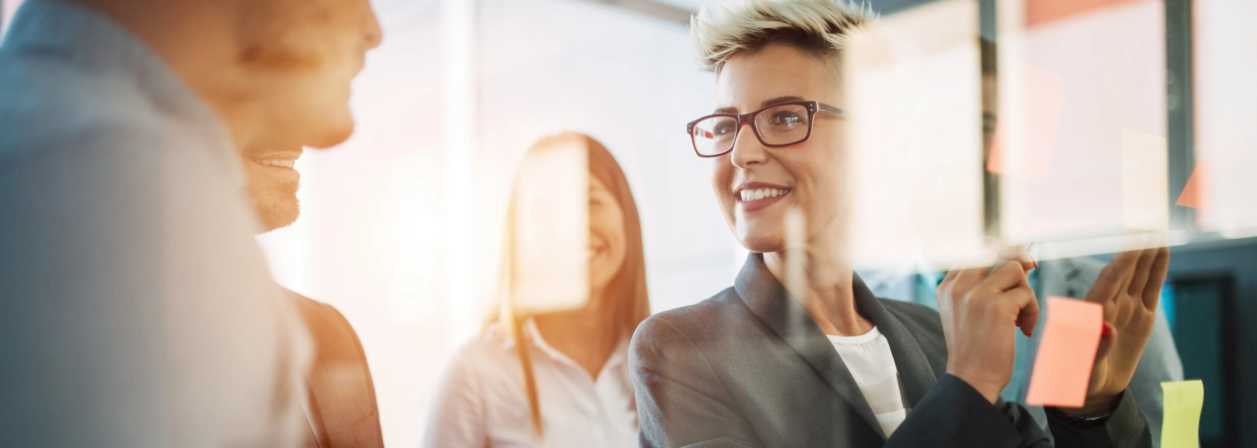 Zwei Frauen mit Zetteln