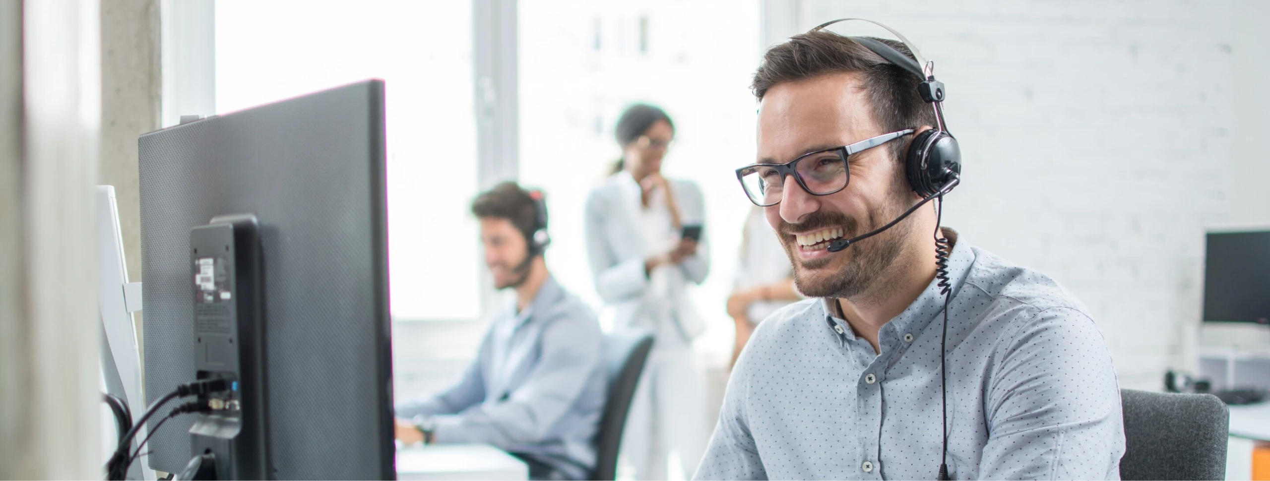 Mann im Telefonat mit einem Headset