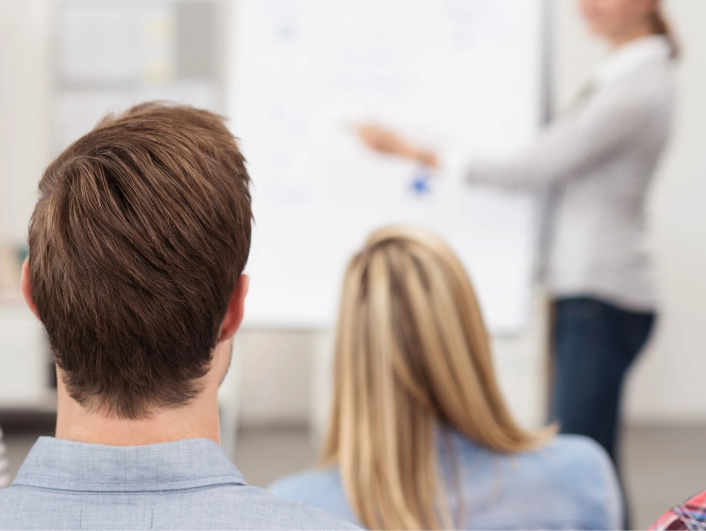 Lehrgangsteilnehmer:innen und eine Dozentin