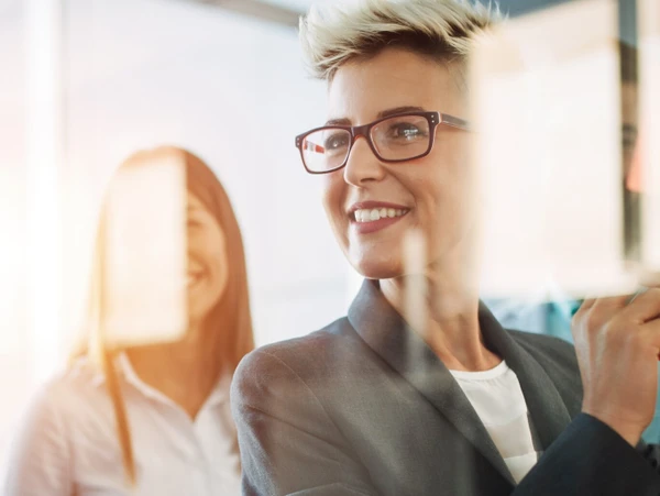 Zwei Frauen mit Zetteln