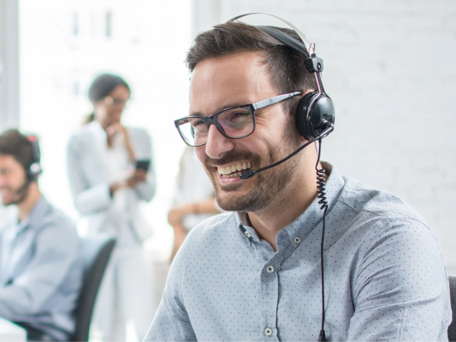 Mann im Telefonat mit einem Headset