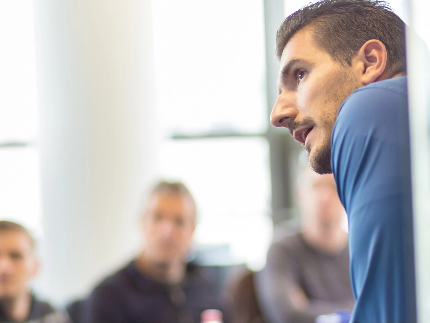 Mehrere Personen in einem Raum