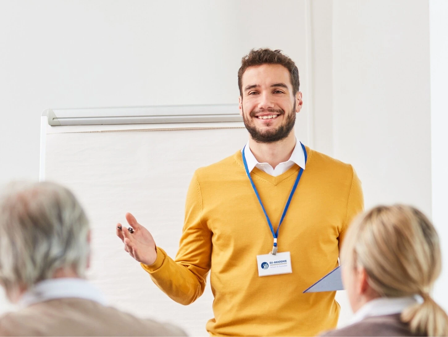 Dozent vor Kursteilnehmer:innen